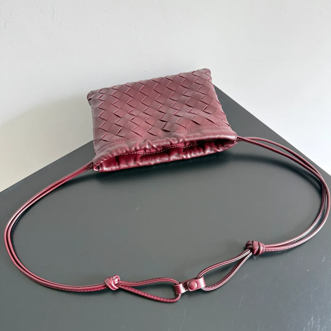 Batch 1400 BOTTEGA VENETA DUSTBAG mini size is officially launched📣📣. It still continues the classic weaving process. The lazy and casual feeling presented by the drawstring pockets is not too suitable for summer. The small back body is light and convenient. It is enough to carry lipstick and tissues when going out every day. It is not easy to make mistakes with any clothes. The shoulder strap has a buckle and pull-out design, which can be adjusted to unlock multiple carrying methods. Style number: 816987 Size: 21*16.6*1cm